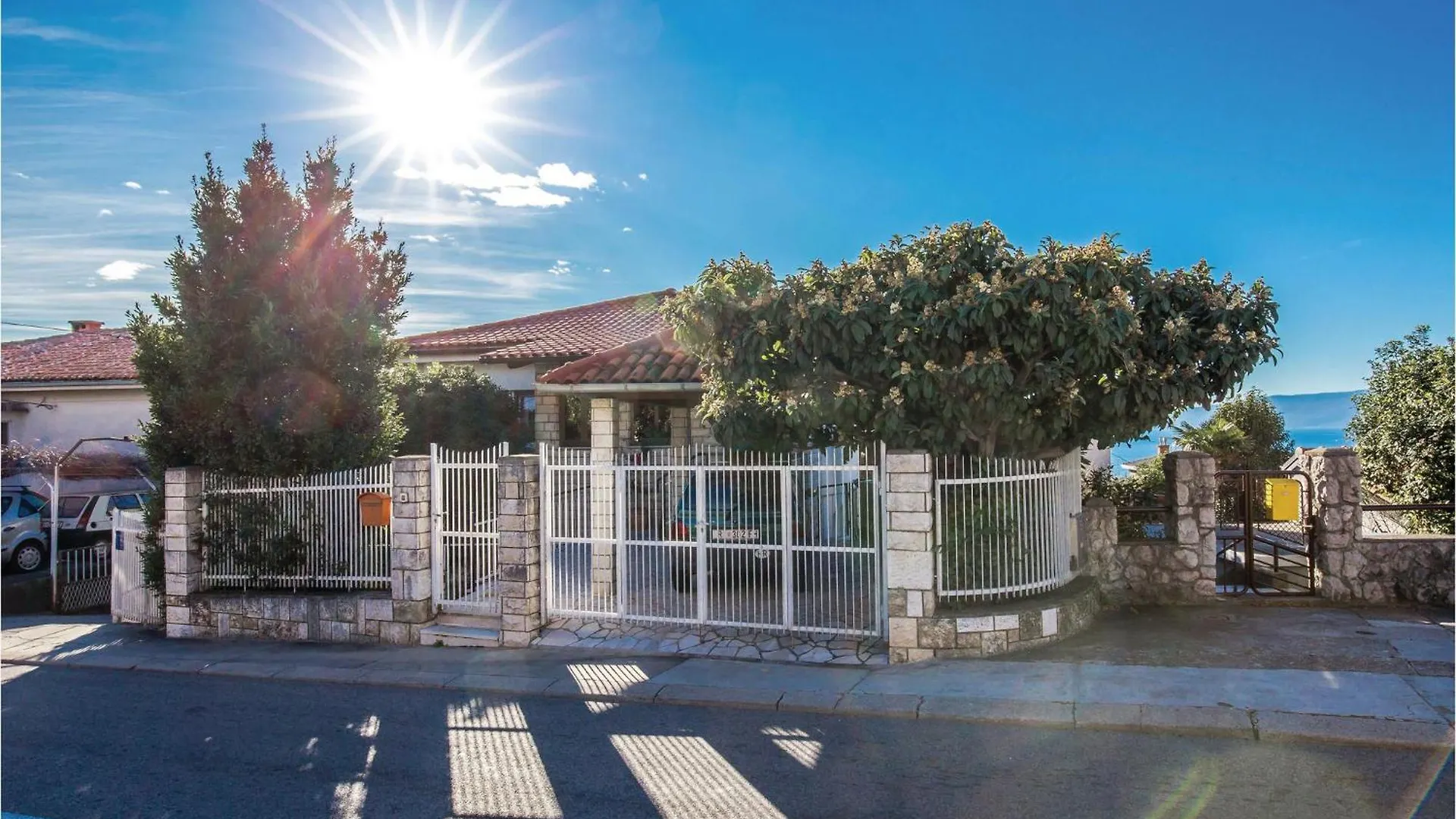 3 Bedroom Cozy Apartment In Kostrena